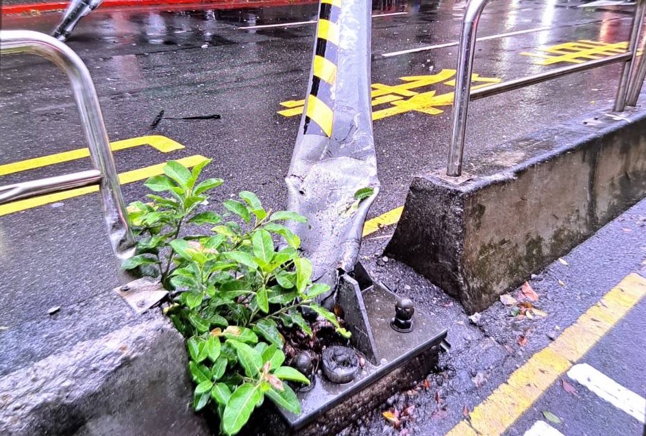 快新聞/碰!北市號誌桿竟成「巨斧」 砸中對向車輛畫面曝光