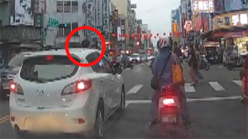 危險!小孩頭手伸出天窗外 還開了2公里遠
