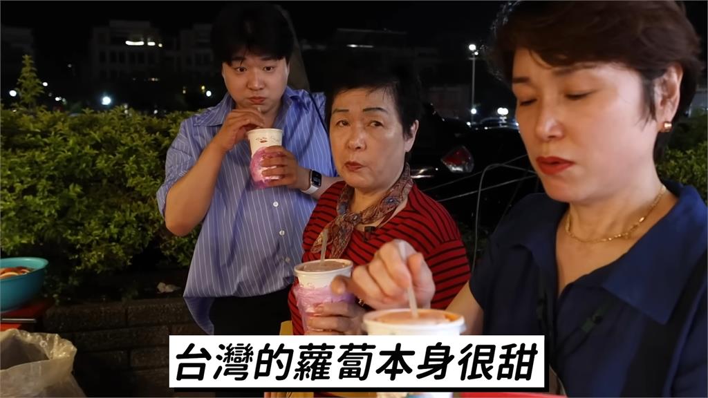 第一次看到！南韓婆媽遊夜市見盛況目瞪口呆　「可愛狂吃模樣」網友笑翻