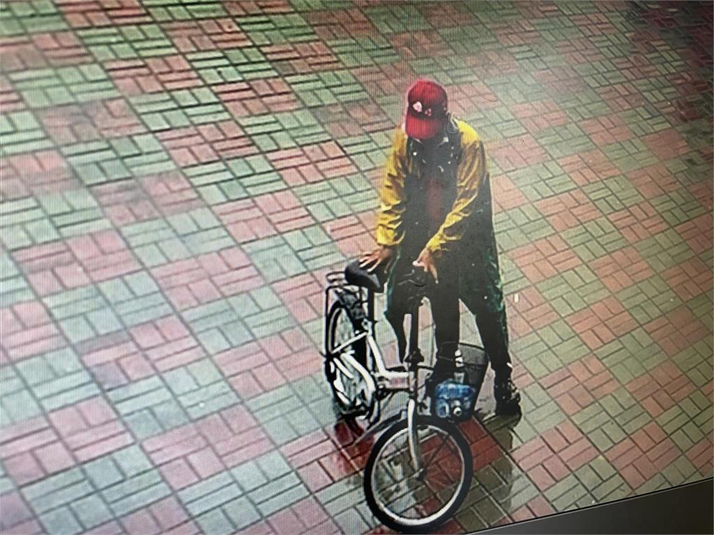 穿雨衣拜拜太奇怪廟方驚覺有異 男子偷1百塊香油錢3小時內被逮