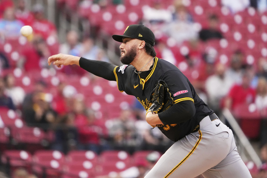 MLB(影)/紅雀主場超強老爸技驚全場! 一手抱女兒另一手接界外飛球