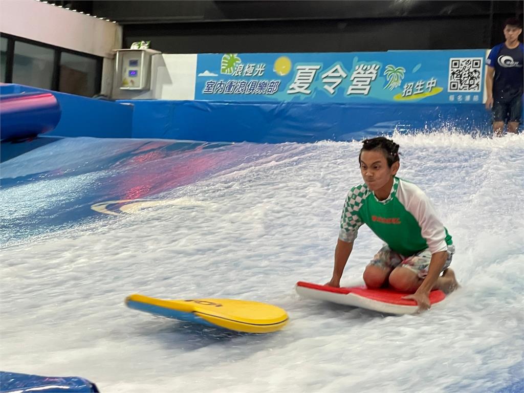 《綜藝新時代》浩子體驗衝浪褲子掉了!阿翔故意鬆手讓「小巨浩」亮相