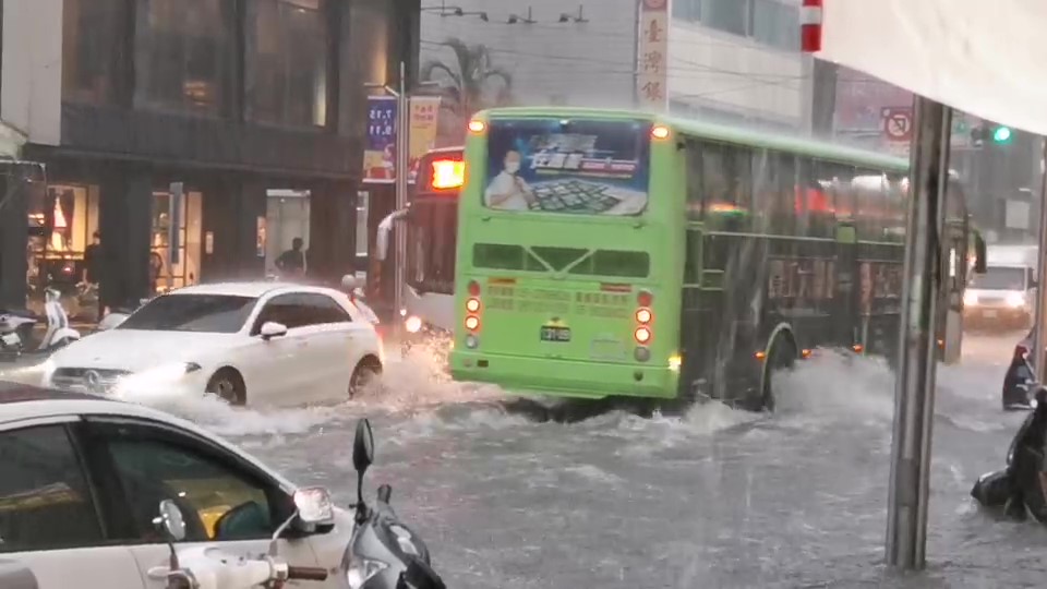 快新聞／嘉義市豪雨狂炸！中山路水淹「半個輪胎高」　民眾冒雨牽車搶救