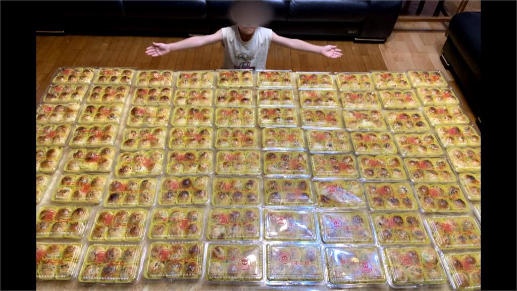 瘋搶彰化名店蛋黃酥！　她家族動員連撥6萬通電話　250盒蛋黃酥排開超壯觀