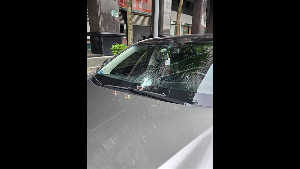 禍從天降！新北永和「碎裂盆栽」掉落砸車　三重轎車慘遭蛋襲