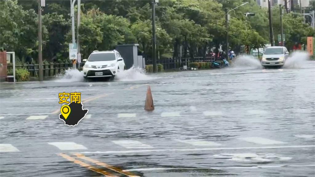 台南安南暴雨成災！　2消防橡皮艇出動載患者就醫