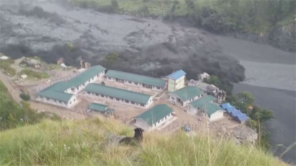 尼泊爾爆發恐怖山洪! 「黑色泥流」沖毀房屋.橋梁