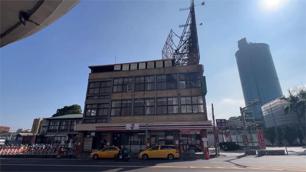 民眾嚇傻! 台南車站周遭建築焊接"火花狂噴"