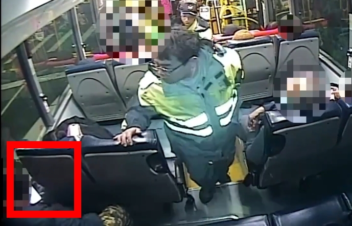 公車內突傳「殺人」關鍵字！男子大聲講電話遭警帶回「真相曝光」結局反轉