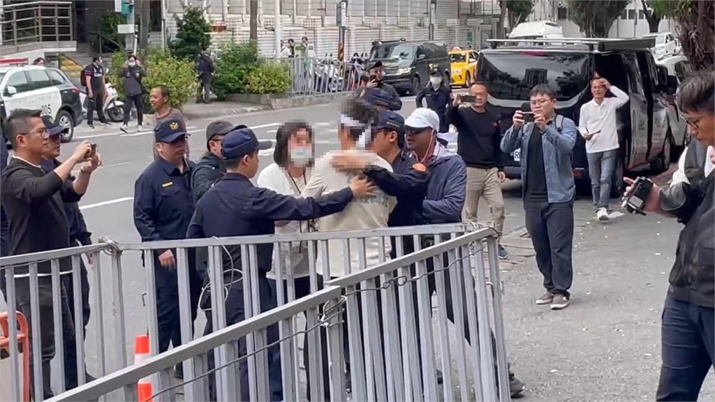 柯文哲宣判/打人了!路人酸「土城的選擇」 小草暴怒揮拳還爆粗口