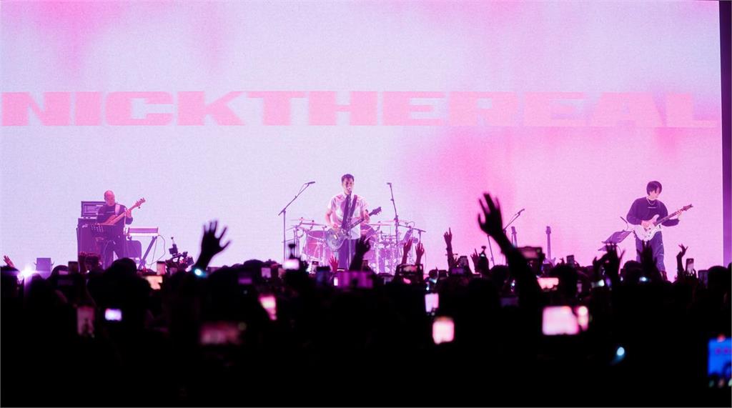 周湯豪「REALIVE - DELUXE」巡演全面啟動 變身「E人學長」開炸