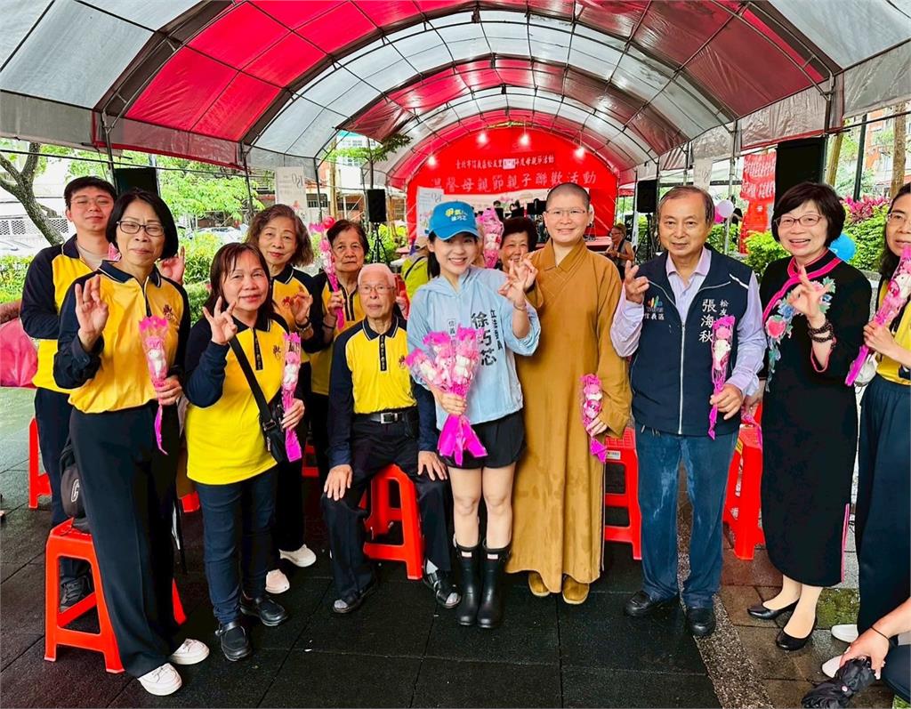 徐巧芯跑活動開唱《追追追》翻車!台下阿嬤反應太真實…網驚:好尷尬