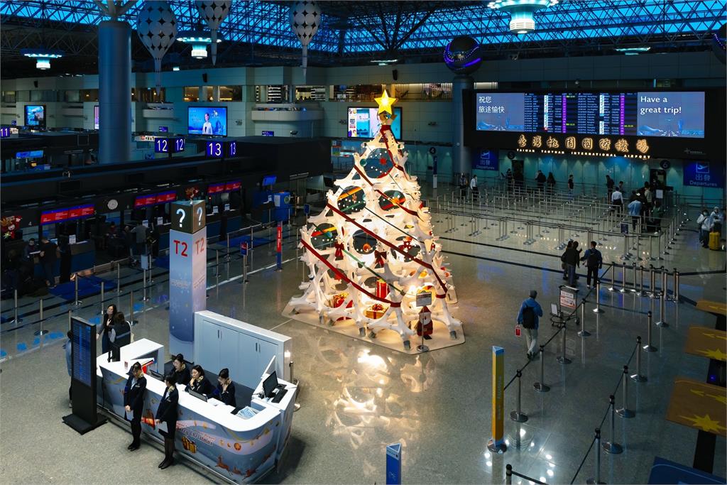 實踐資源循環理念 桃機打造永續耶誕樹 舞蹈、音樂相伴 與旅客共度溫馨佳節