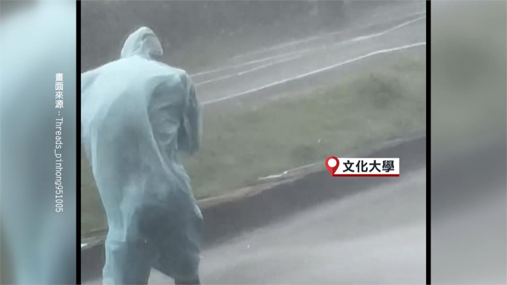 北部風強雨驟! 文大學生站不穩 東吳大學網球場遭泥水淹沒