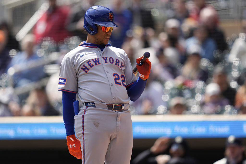 MLB(影)/大都會客場戰雙城 發生一壘審遭強襲球擊中頭倒地意外