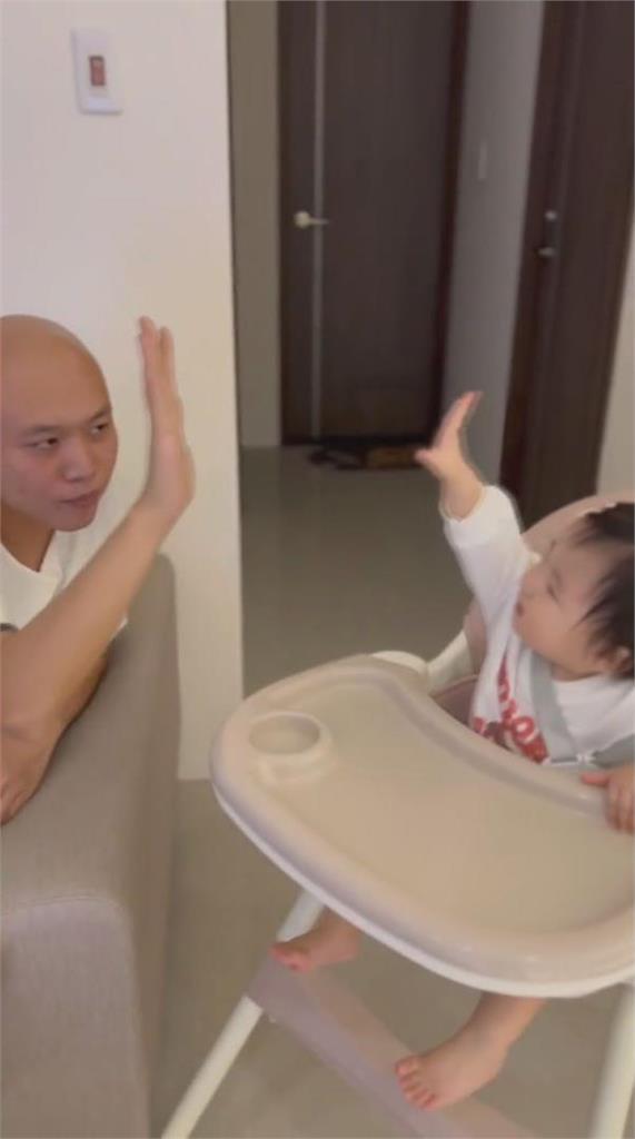 傻傻分不清!萌娃與爸天天視訊突見本尊 竟錯亂爆哭網笑翻:不習慣立體的