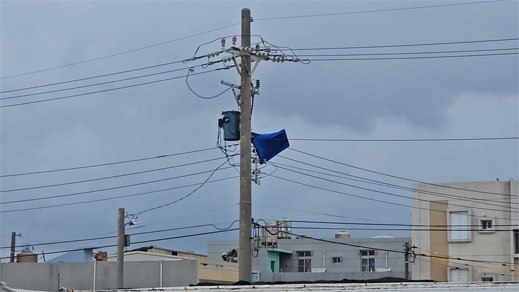 台南沿海電桿、路標被吹歪　北門居民：颱風眼登陸風雨靜止