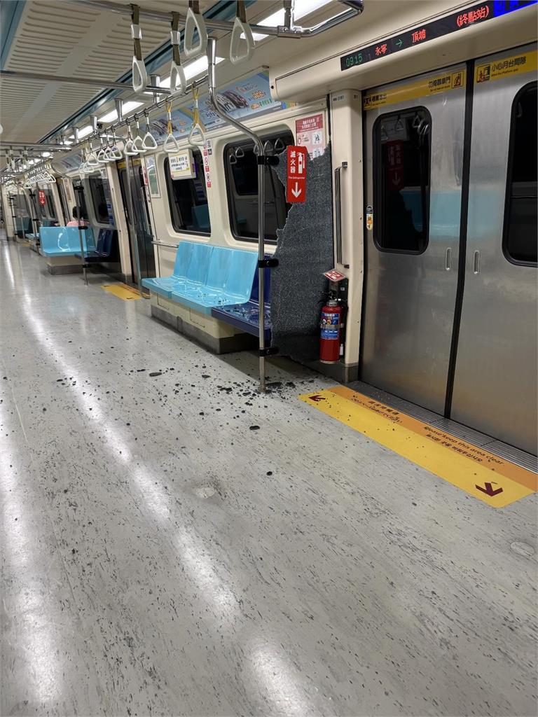 北捷車廂「砰一聲」玻璃爆開破大洞！「碎片噴滿地」畫面曝光…他嚇瘋：在我左前方