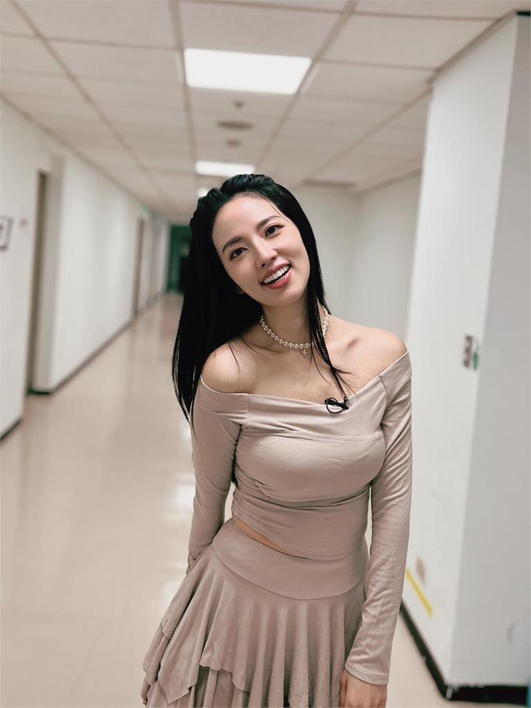 阿諾大方認隆乳喊「升級後常被...」　笑稱桃花旺到「動心對象很多」