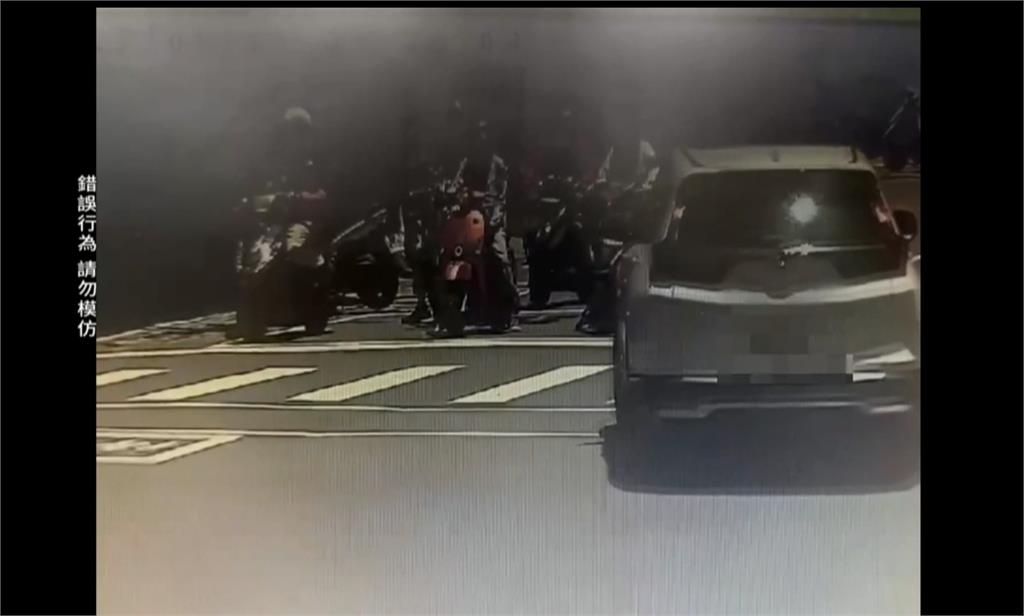 高雄左營母子過馬路 休旅車高速轉彎險撞上