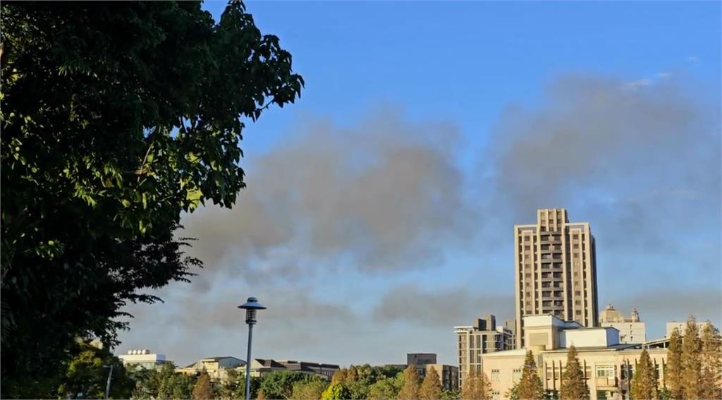 快新聞/黑煙直竄!桃園蘆竹鐵皮工廠惡火 環保局示警:請緊閉門窗