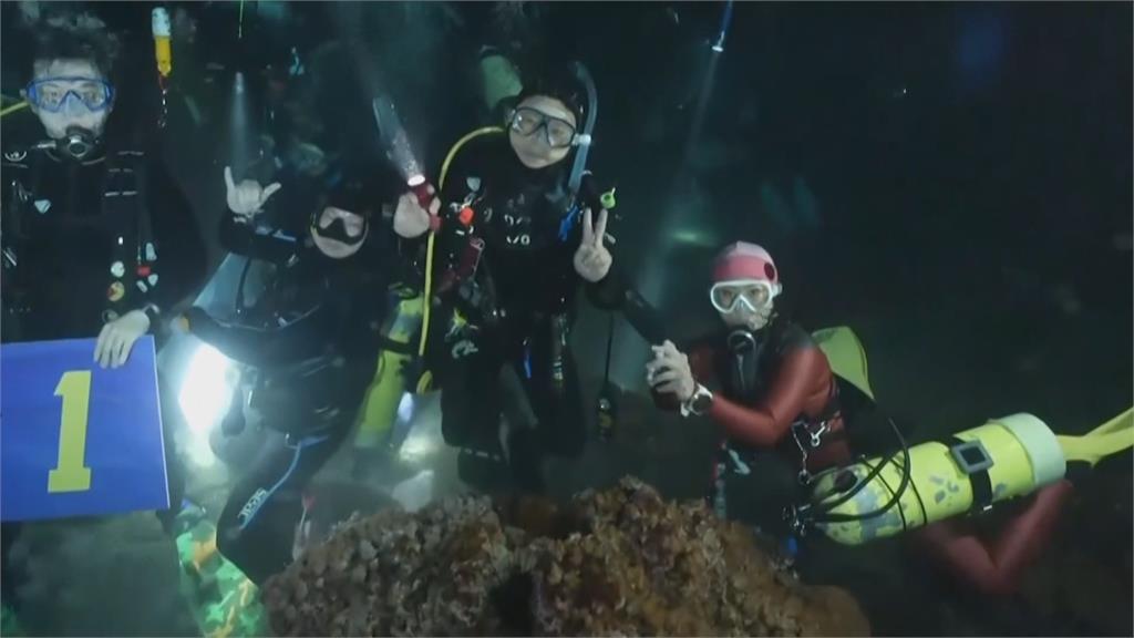 綠島海陸跨年　潛入11.5公尺深海倒數迎新年