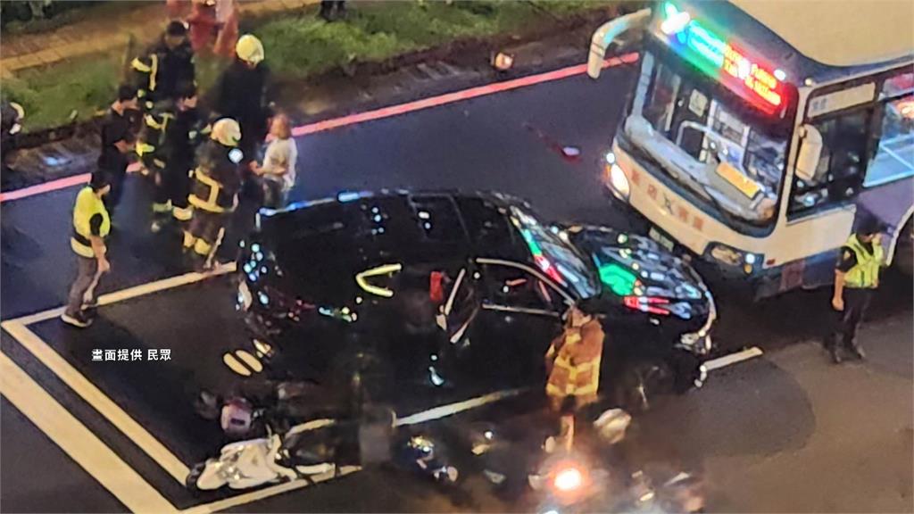 前議員幕僚開車疑癲癇發作 失控逆向撞!重傷騎士幸脫離險境