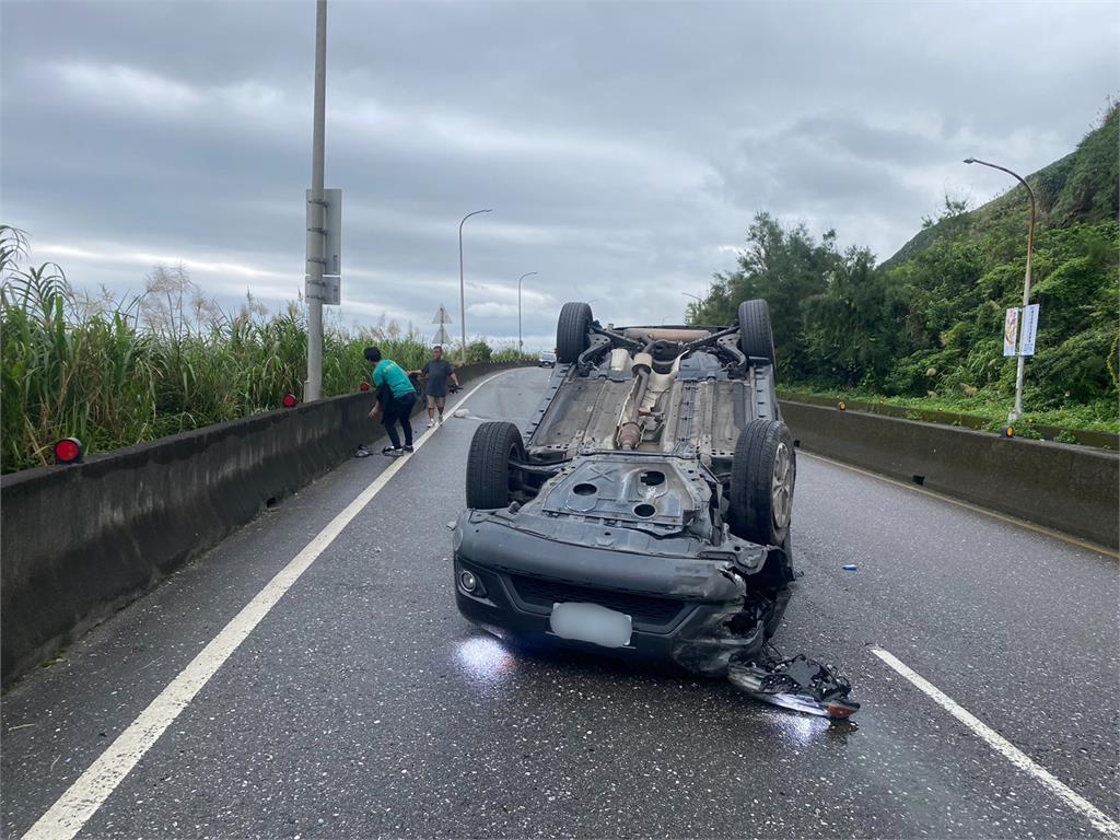 快新聞/台2線車禍!疑天雨路滑擦撞分隔島翻覆 畫面曝光