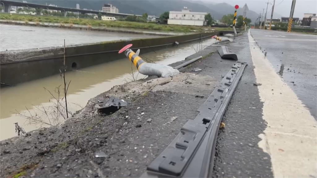 疑未減速禮讓! 兩車相撞釀9傷 休旅車頭栽進水溝 轎車四輪朝天