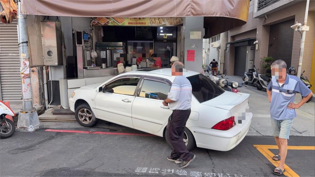 獨家！誤踩油門？高雄79歲駕駛衝撞鍋貼店　2人受傷送醫無大礙