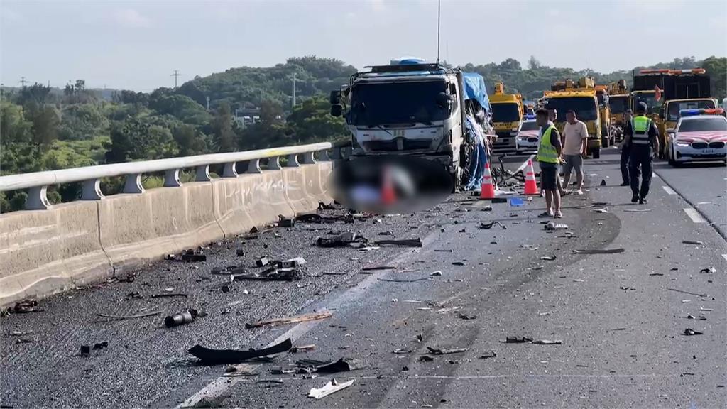 國三嚴重車禍！拖吊車救援貨車　２駕駛遭砂石車追撞身亡