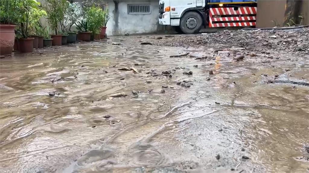 颱風後遺症!一下雨就土石崩落 大量泥流灌進民宅
