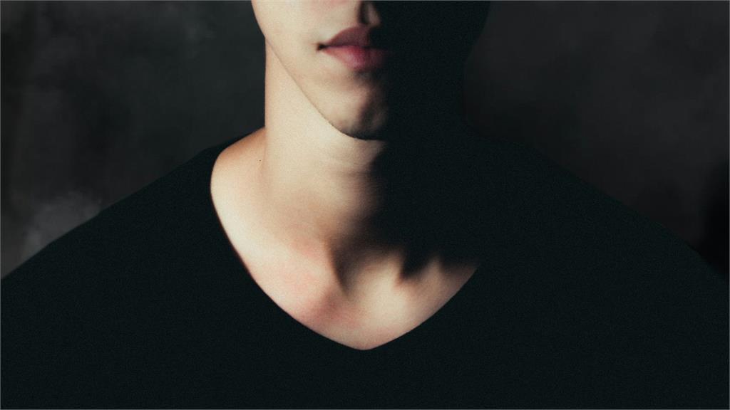 人妻吃飯1穿搭被公公狂嫌「家裡有人過世才會穿」!釣一票苦主喊:長輩都不愛