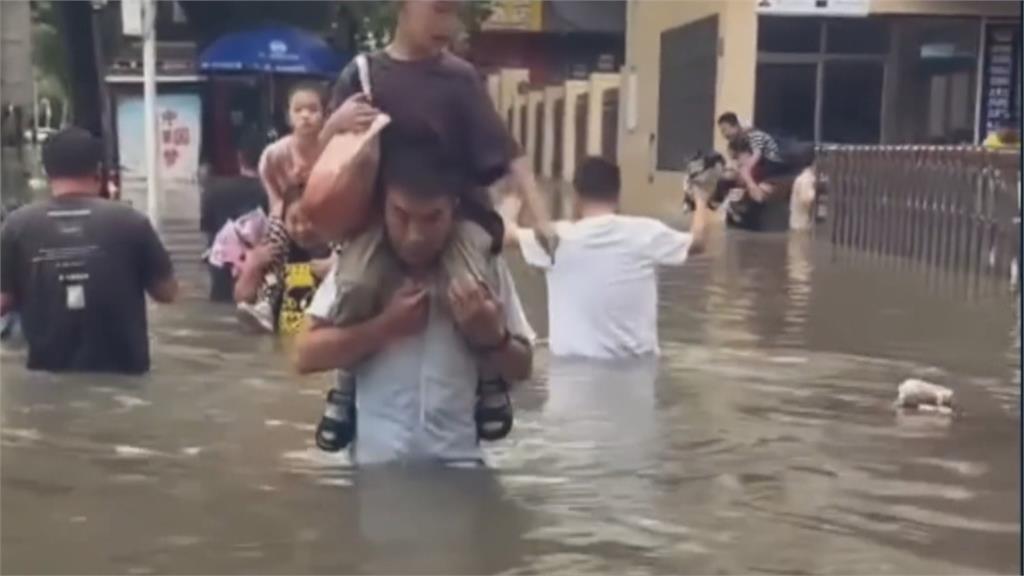 中國連日暴雨武漢成水都! 首次發布城市「暴雨臨災警報」