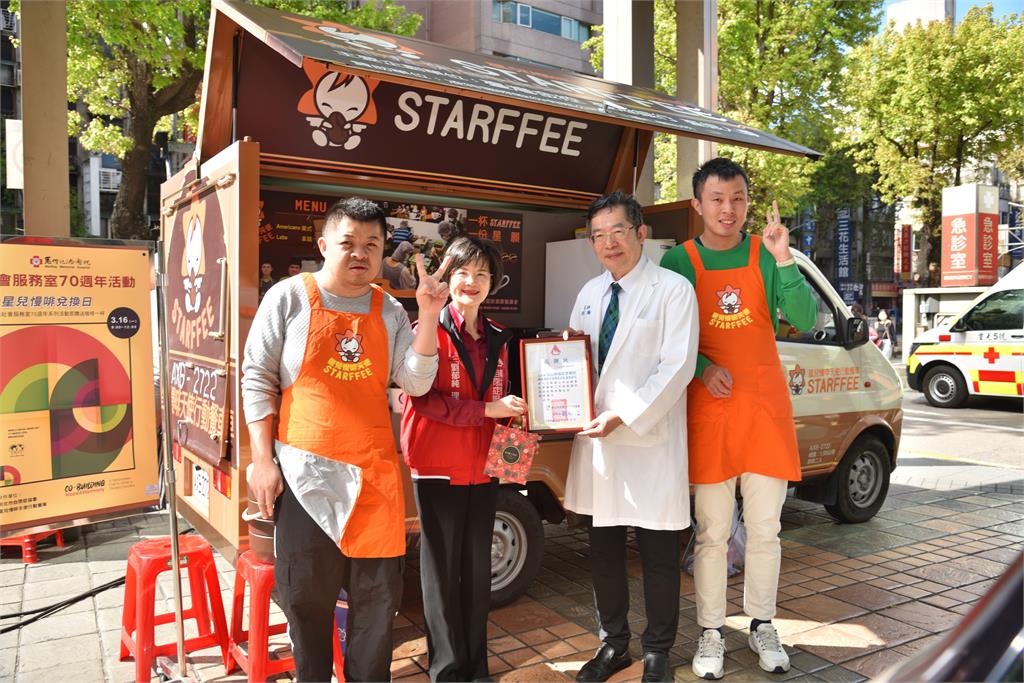 馬偕社工70年全說了！ 「捐書換咖啡」傳愛力挺身障平權