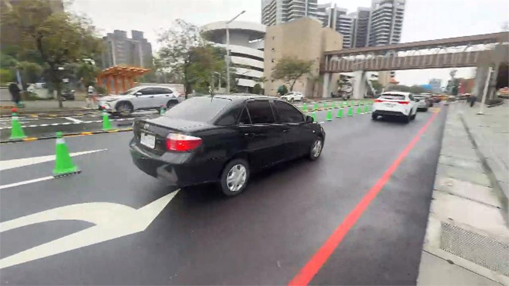 台中百貨圍馬路當「停車專用道」　議員怒轟：憑什麼全民買單