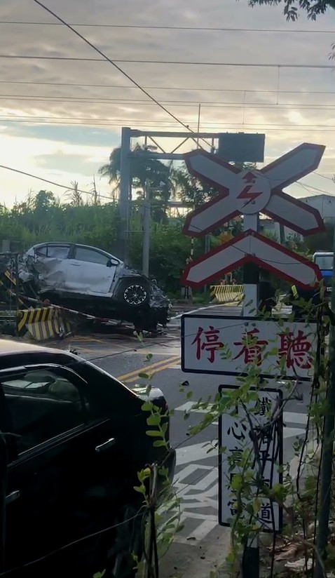 快新聞／花蓮轎車闖平交道撞擊太魯閣號！　東正線單線雙向通行