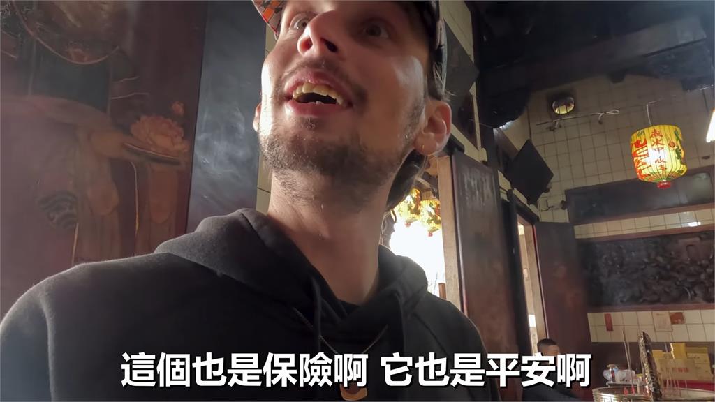 波德混血遊台中公廟被文化震驚 見「全台唯一」太保喊:好酷喔