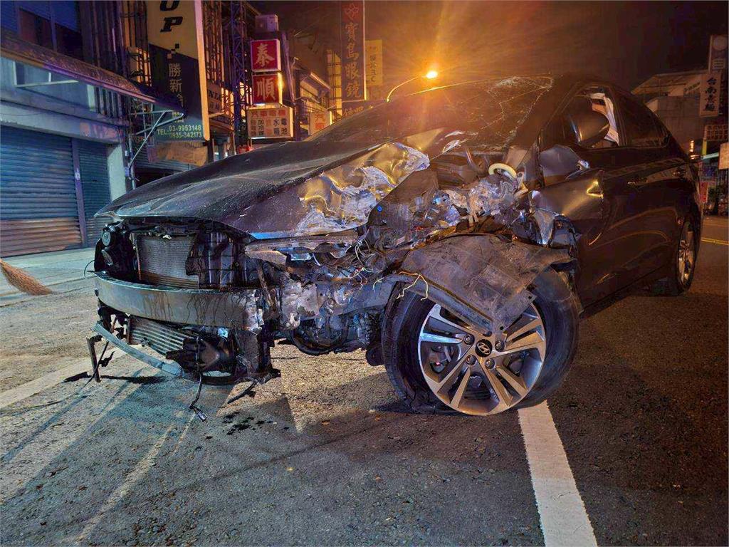 宜蘭小客車疑車速過快失控撞民宅 波及休旅車、冷氣室外機