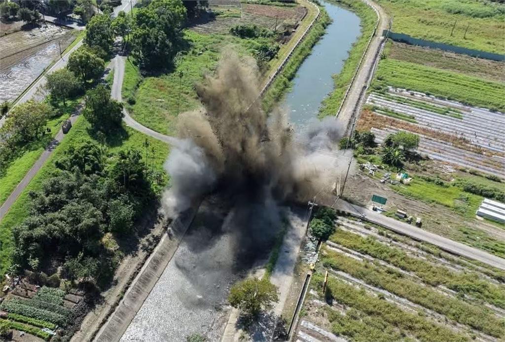 實戰化訓練！國軍拆除爆破溪洲三號橋　網：以為發生什麼事