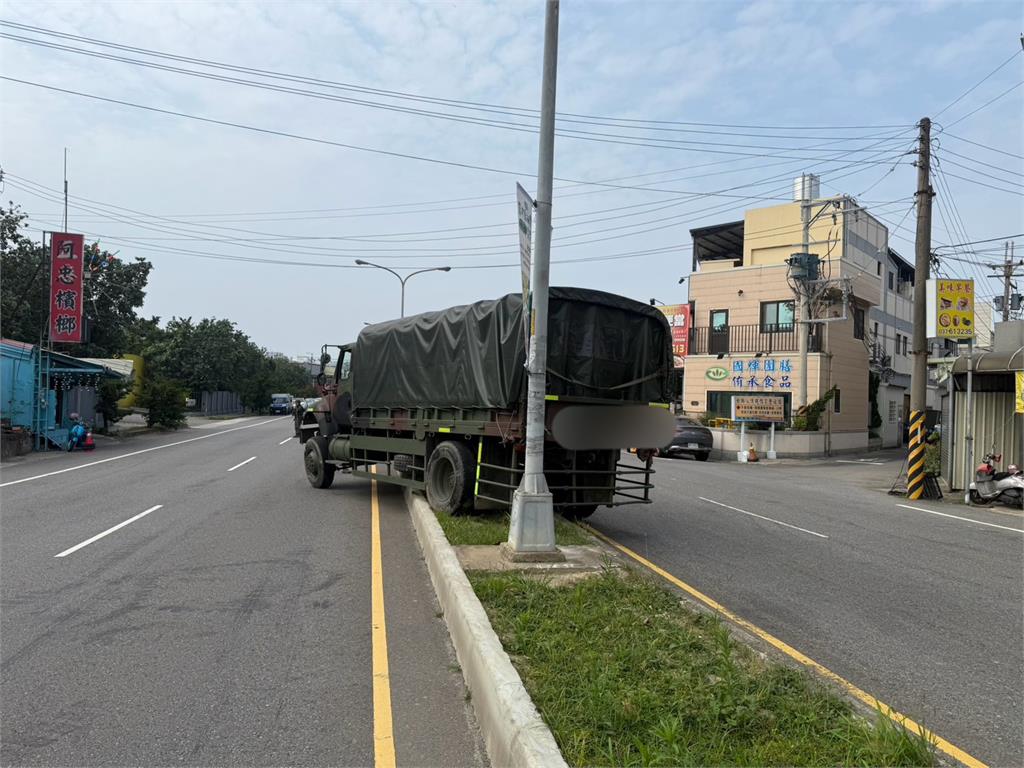 驚嚇!　女中士開軍卡操作不慎　整輛車卡分隔島