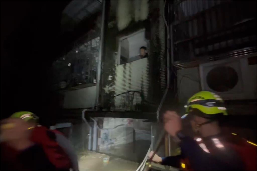 快新聞/大雨肆虐!昨晚宜蘭多地淹水 消防員划橡皮艇救人