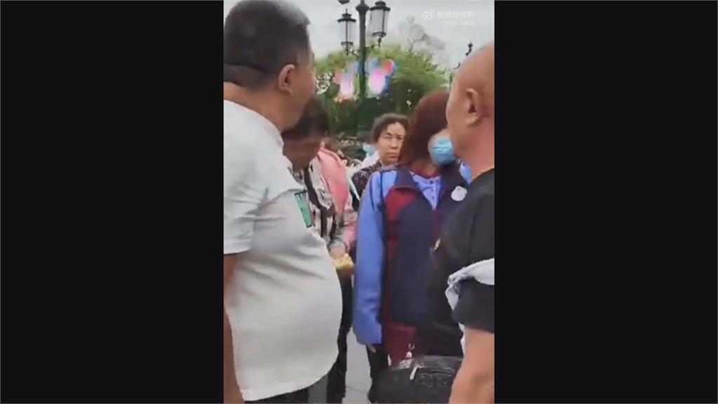 迪士尼內抽菸遭警告!中國男不聽勸罵哭工作人員 見員警竟秒躺地攤平