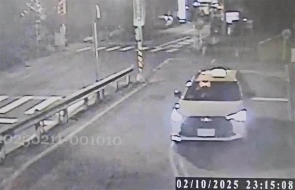 快新聞/有味道!新北小黃運將無照酒駕遭逮 被帶返所時在警車上「挫屎」