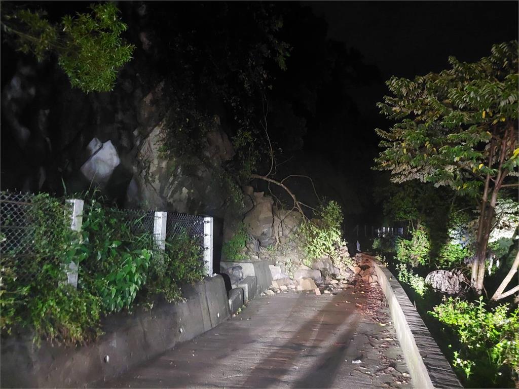 暴雨!高雄桃源、六龜山區坍方 15遊客受困相關單位緊急搶通