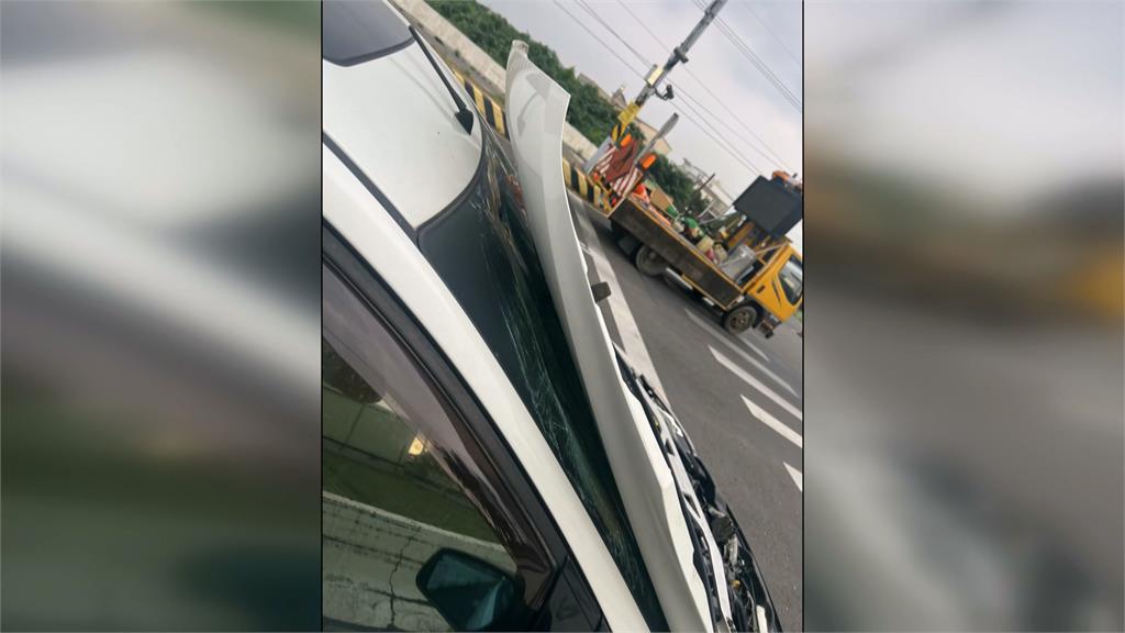 驚悚瞬間!車開到一半「引擎蓋掀起」 瞬間擋住視線 玻璃碎裂噴濺