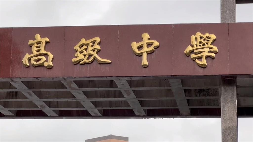 畢業生當閃電俠驚險"翻牆"走"遮雨棚" 校方:2年前影片