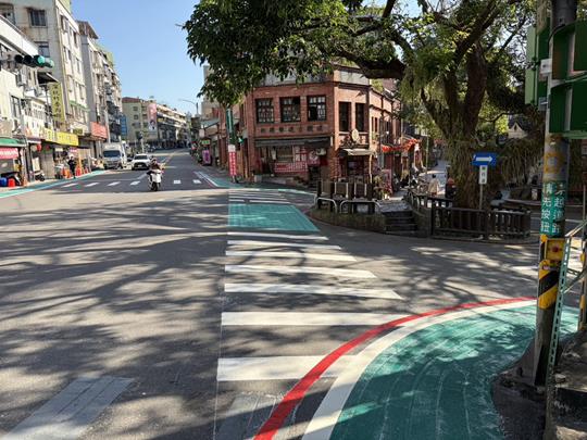 快新聞/逛深坑老街更安全了!每逢假日人滿為患 政府出1招化解人車爭道