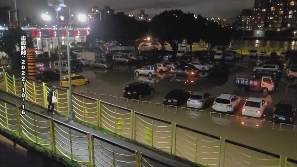 不僅泡水車還有10人困堤外? 柯文哲:收簡訊 民眾就該有動作