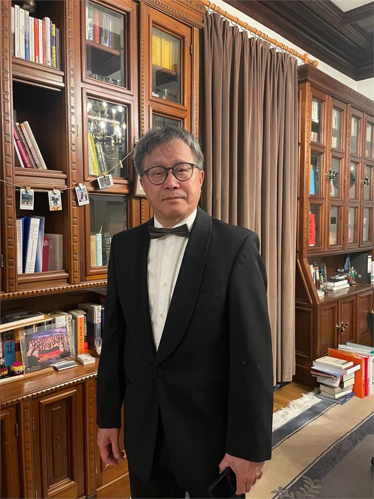 館長嗨秀「台胞證」喊上海我來了!台駐德代表不忍開評80字:不能只秀肌肉